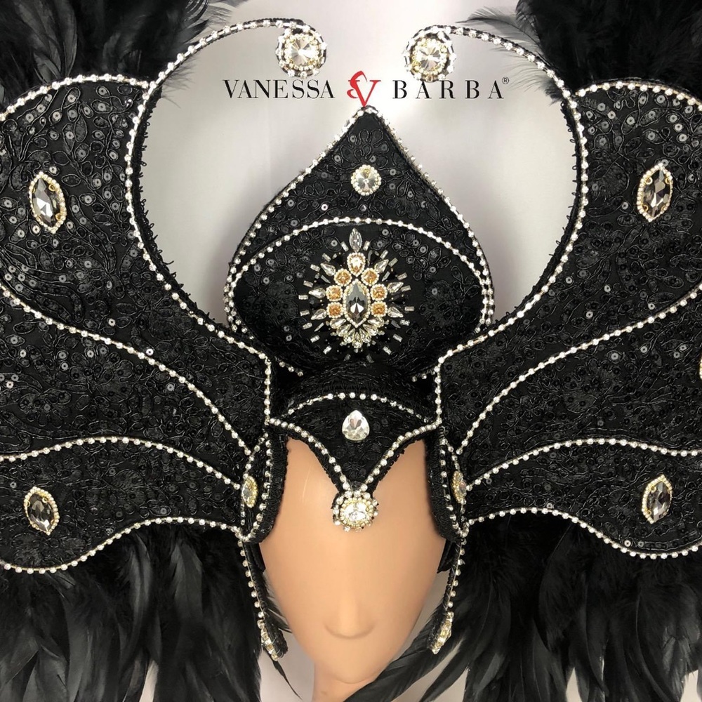 Very detail with real feathers, designed by Vanessa Barba a well known designer! - Picture 11 of 16
